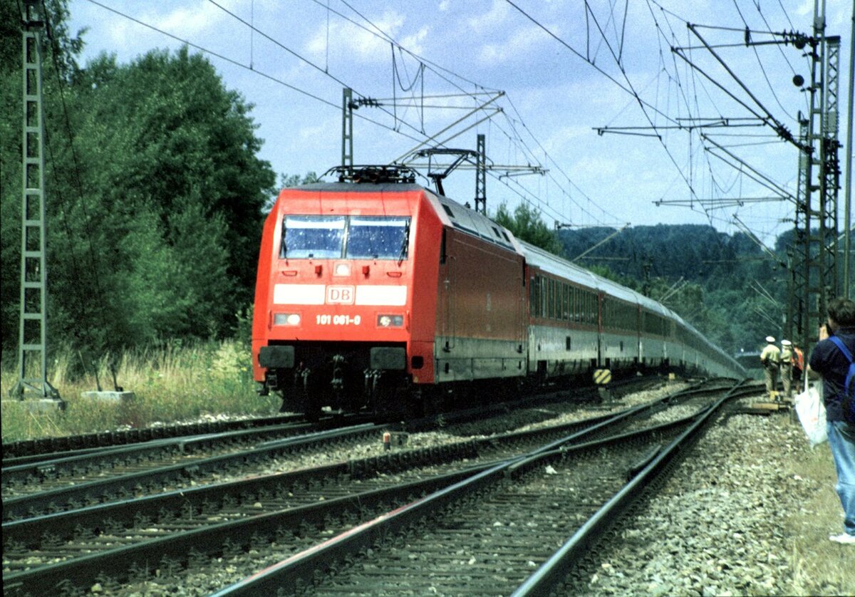 101 061-0 hat gerade die Hochebene bei der Geislinger Steige erreicht. Beim IC, noch in der alten arbgebung, ist der Gleisknick vom Aufstieg deutlich erkennbar am 01.07.2000.