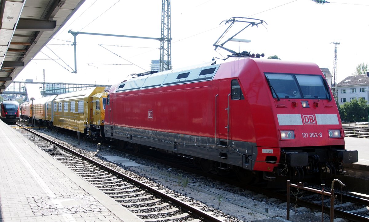 101 062-8 mit neuem Robel Netz Instandhaltungszug 782 001 in Ulm am 16.09.2020.