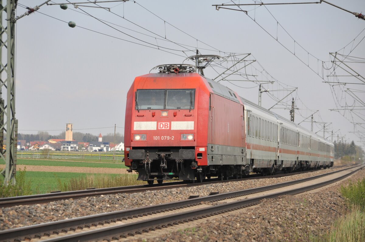 101 079-2 mit IC bei Neu-Ulm Pfuhl am 22.04.2022.