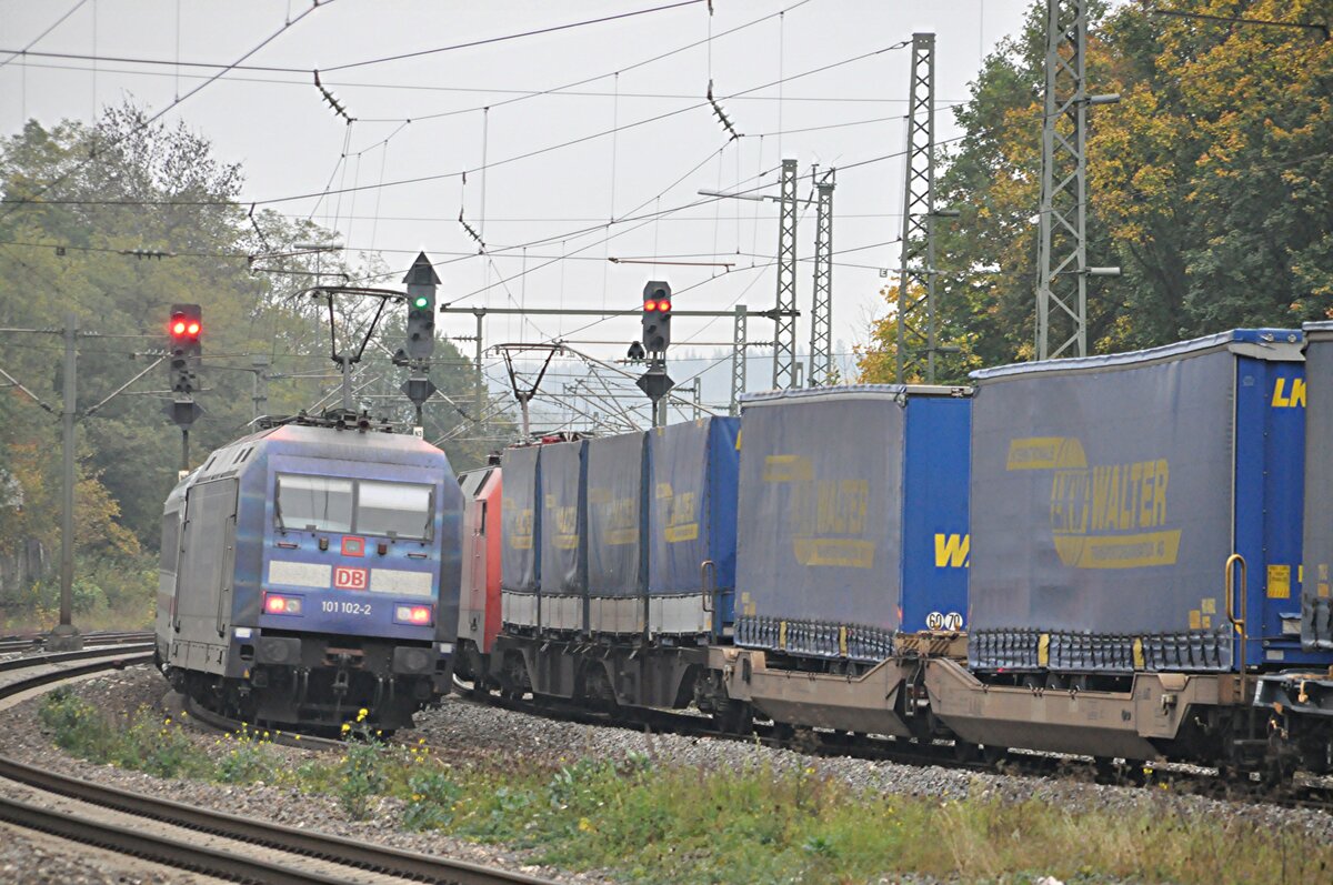 101 102-2 mit IC und 152 mit Walter Sattelaufliegerzug Begegnung in Westerstetten am 07.10.2010.