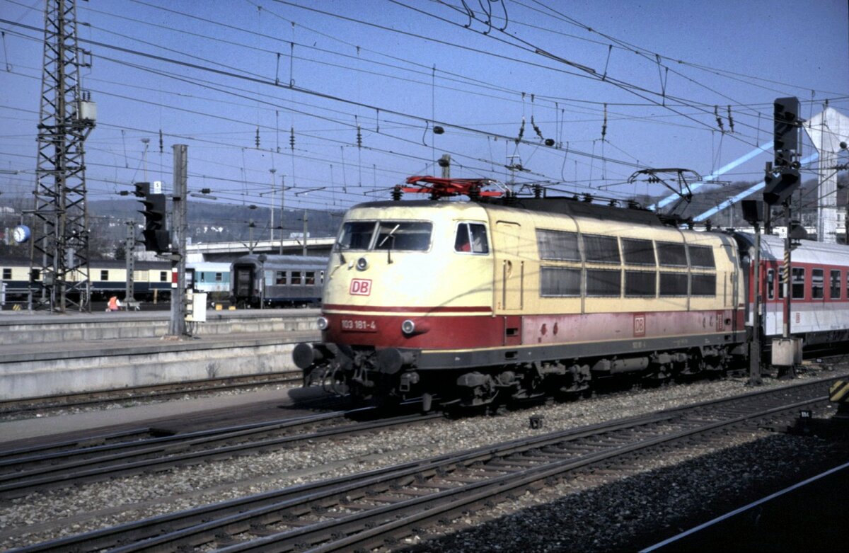103 181-4 mit IC in Ulm am 06.04.1997.
