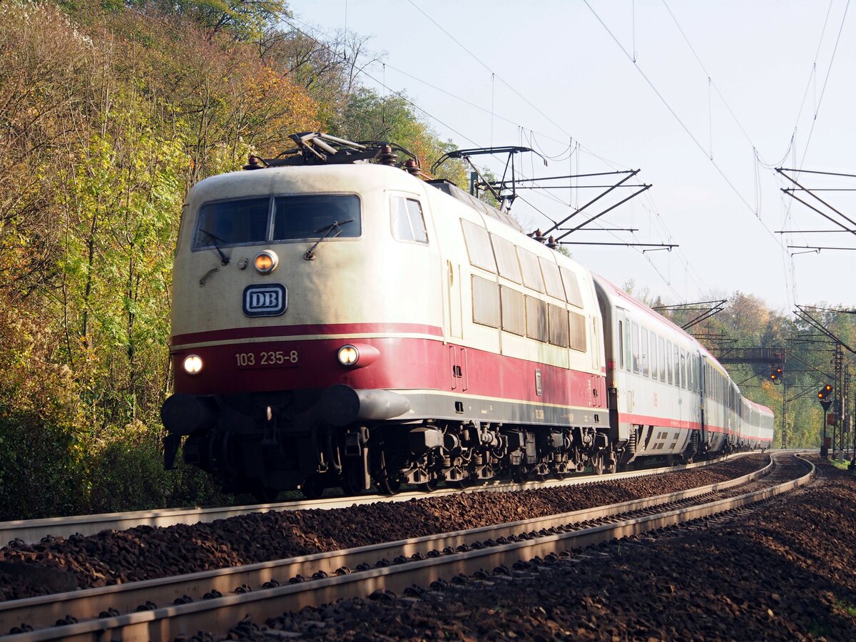 103 235-8 mit ÖBB Eurocity in Ulm bei der Bundesfestung am 26.10.2014.