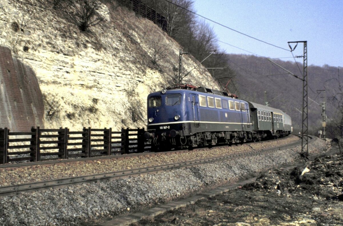 110 178-2 mit Nahverkehrszug, der erste Wagen ist ein Umbauwagen am 27.03.1982.