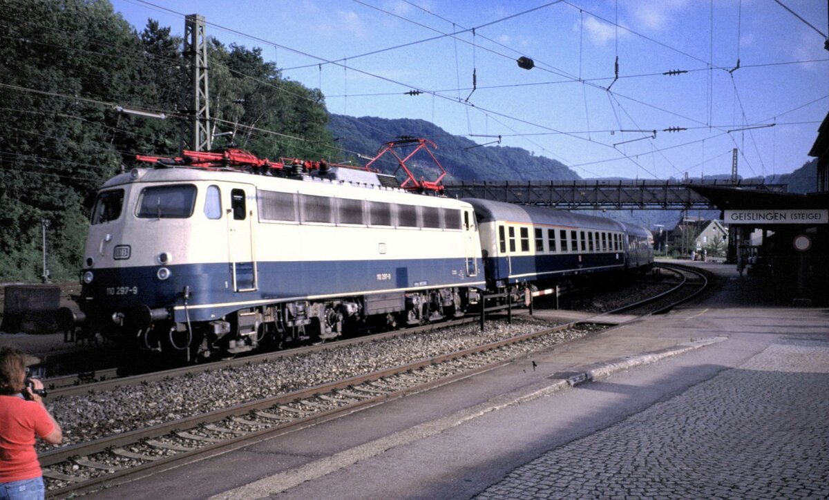 110 297-9 mit D-Zug in Geislingen / Steige im Juli 1991.