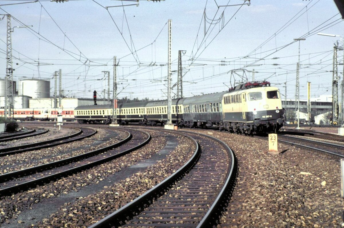 110 367-8 mit Nahverkehrszug in ietigheim am 17.04.2982.