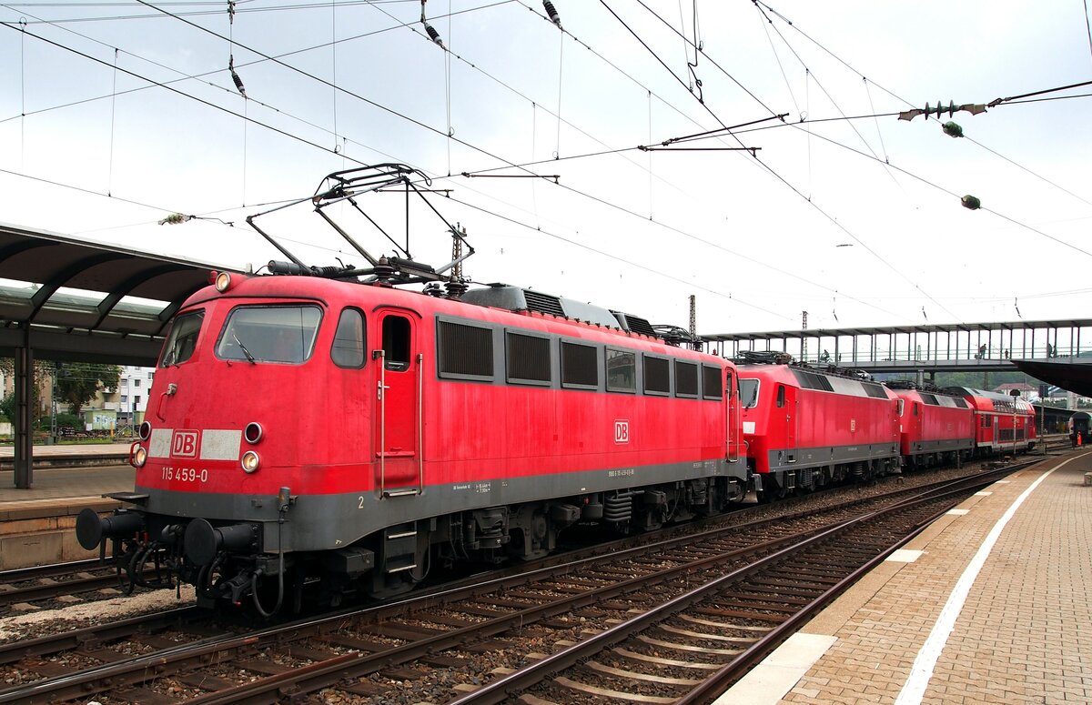 110 459-0 mit Schadzug eingereiht sind 120 119-3 und 120 124-3 und diverse Wagen in Ulm am 12.07.2014.