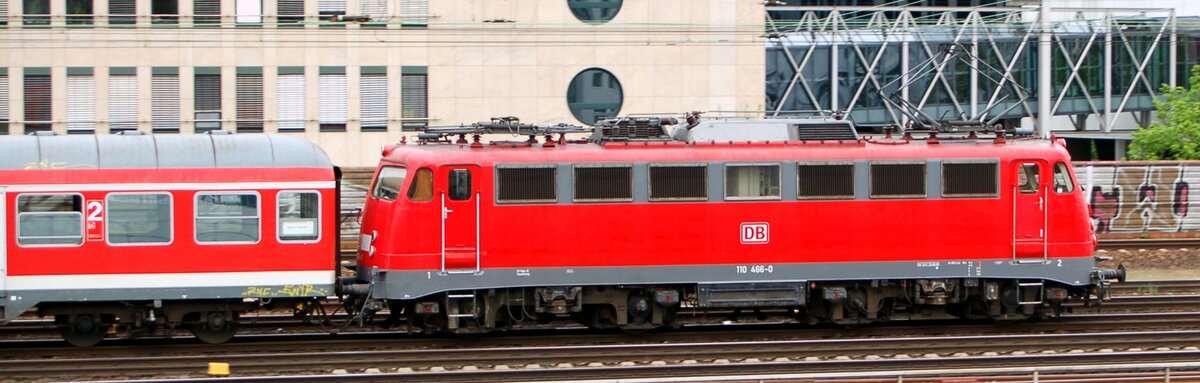110 466-0 mit Nahverkehrszug in Hannover am 17.04.2007.