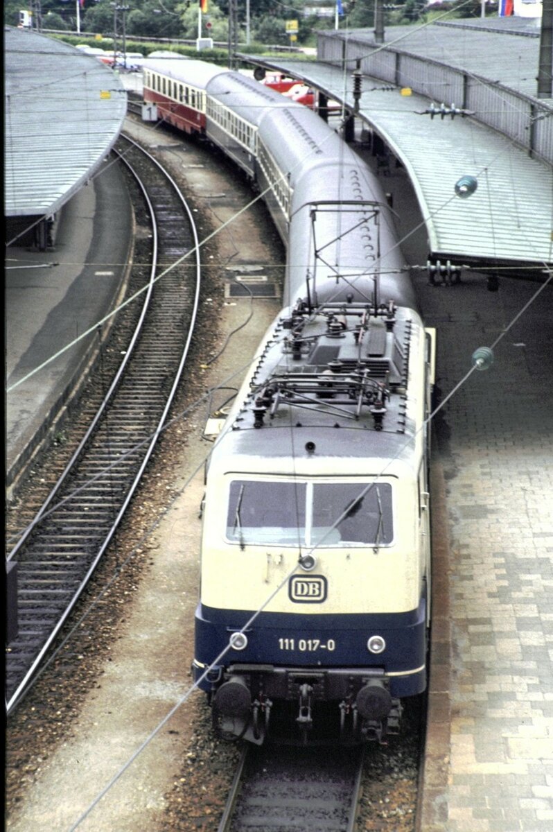 111 017-0 mit IC  Chiemsee  in Berchtesgaden am 18.06.1981.