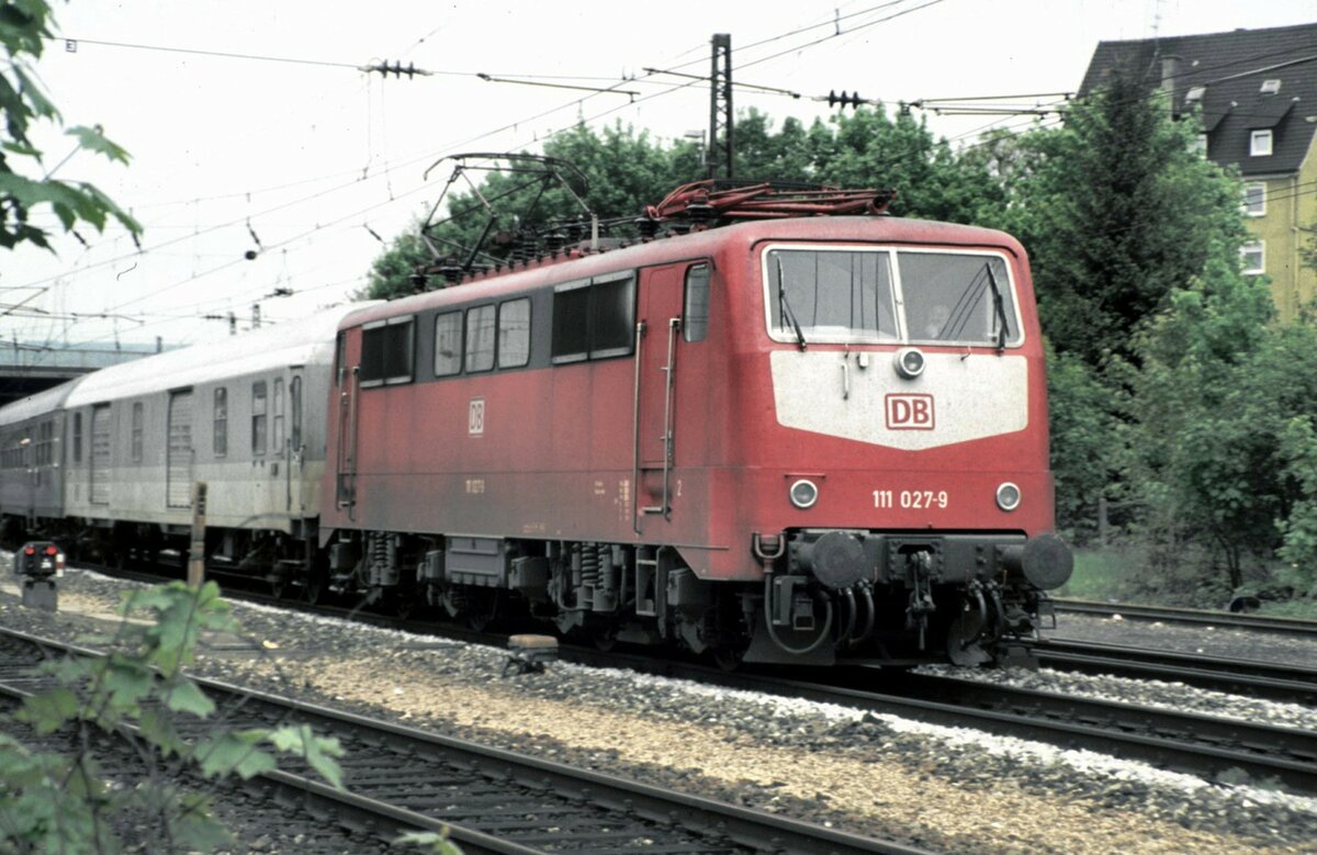 111 027-9 mit Nahverkehrszug in Ulm am 16.05.1996.