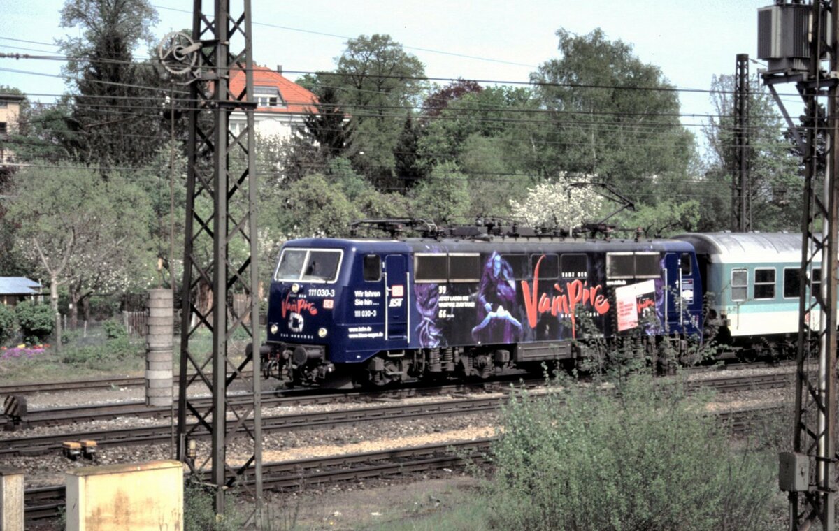 111 030-3 mit Werbung:  Tanz der Vampire  in Ulm am 30.04.2002.