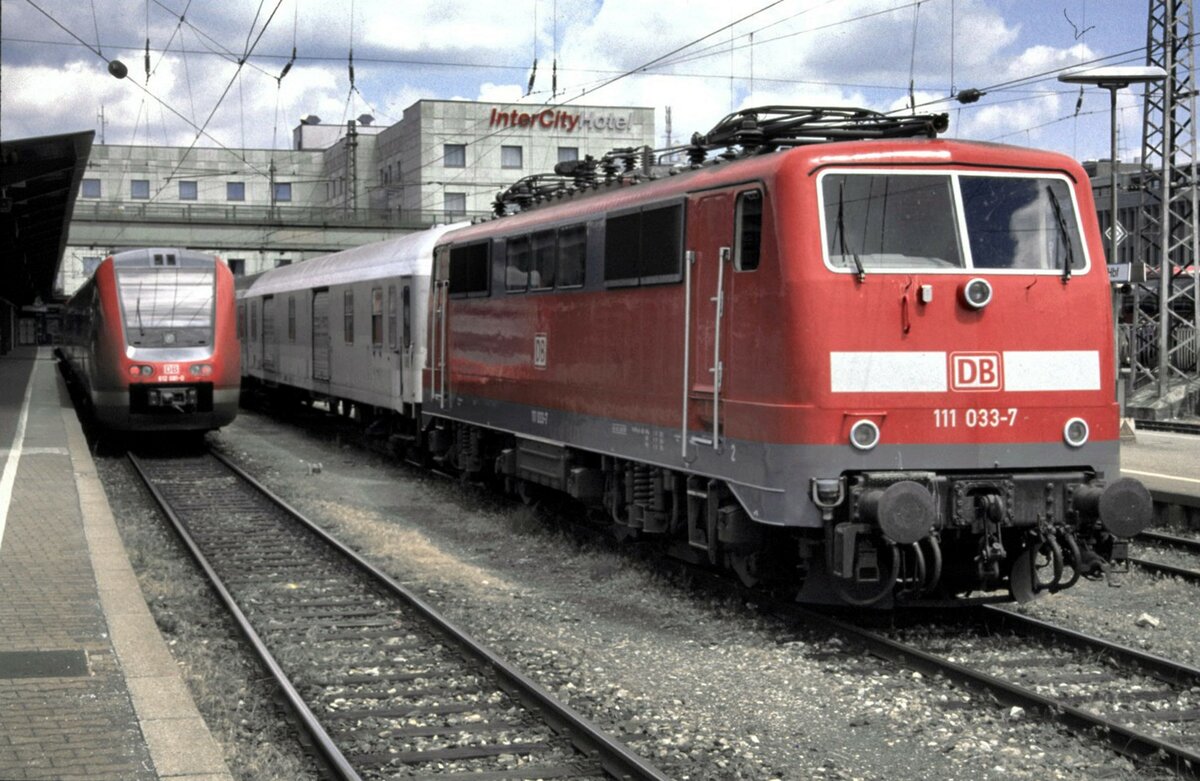 111 033-7 und Packwagen Dms und 612 081-0 in Ulm am 02.08.2002.