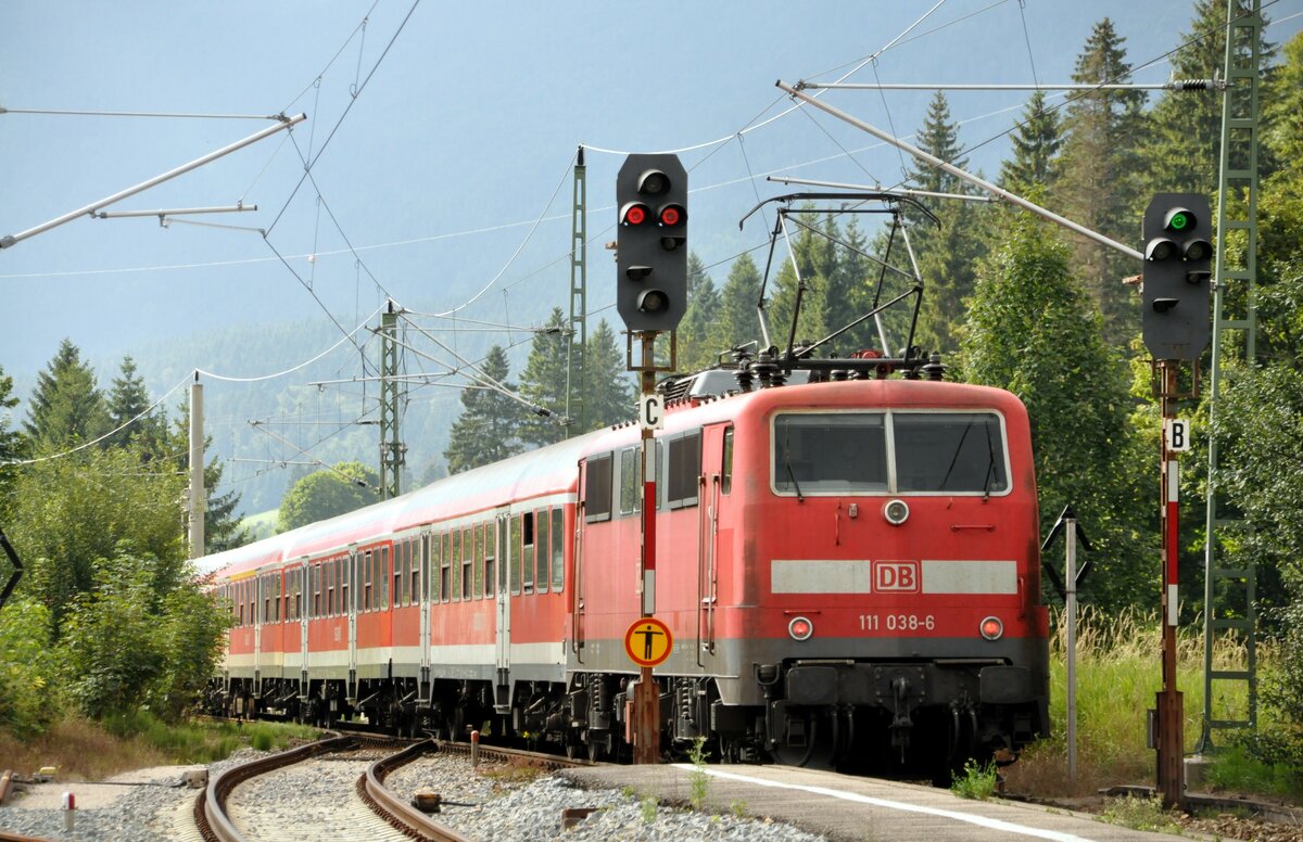 111 038-6 mit Regionalzug in Klais am 10.08.2012.