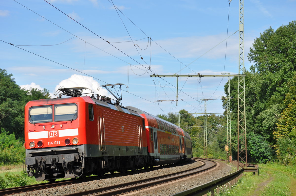 114 031 erreicht am 09.08.2017 mit ihrem RE50 in K�rze den Hanauer Hauptbahnhof.