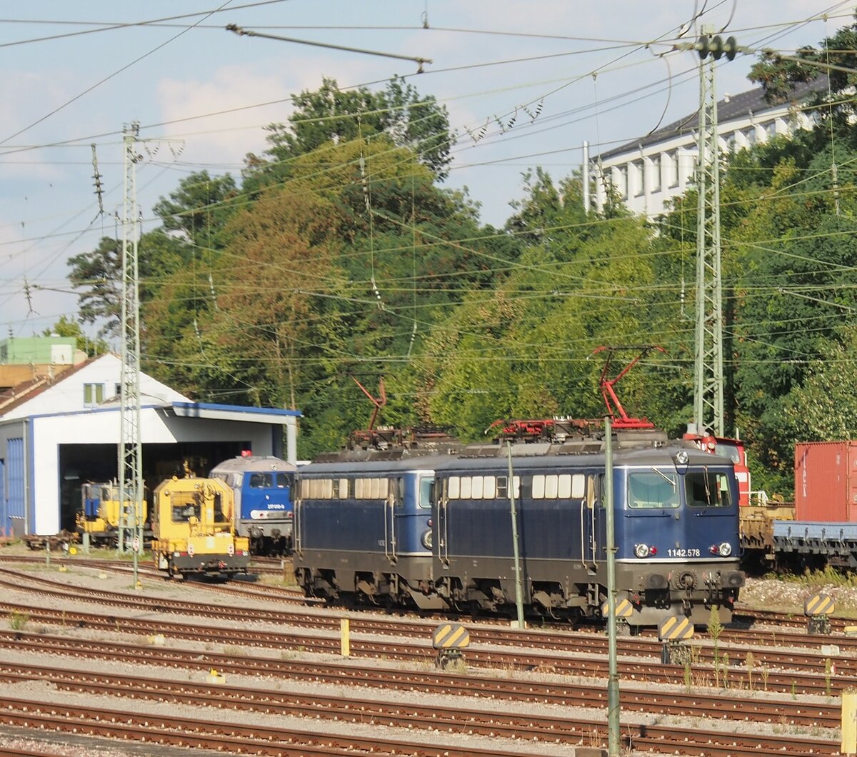 1142 577 und 1142 562 der ESG, ex ÖBB, in Laufen am 09.09.2015. 91 80 1142 562-9 D-ESGBI und 91 80 1142 578-6 D-ESGBI Eisenbahn-Service Gesellschaft (ESG).