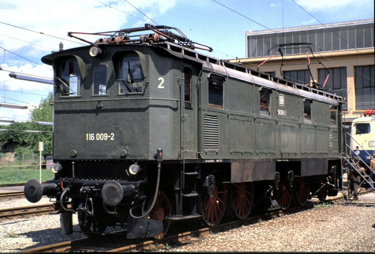 116 009-2  Speichenseite  ohne Antrieb in der Ausstellung 100 Jahre elektrische Lokomotiven in München-Freimann am 25.05.1979.