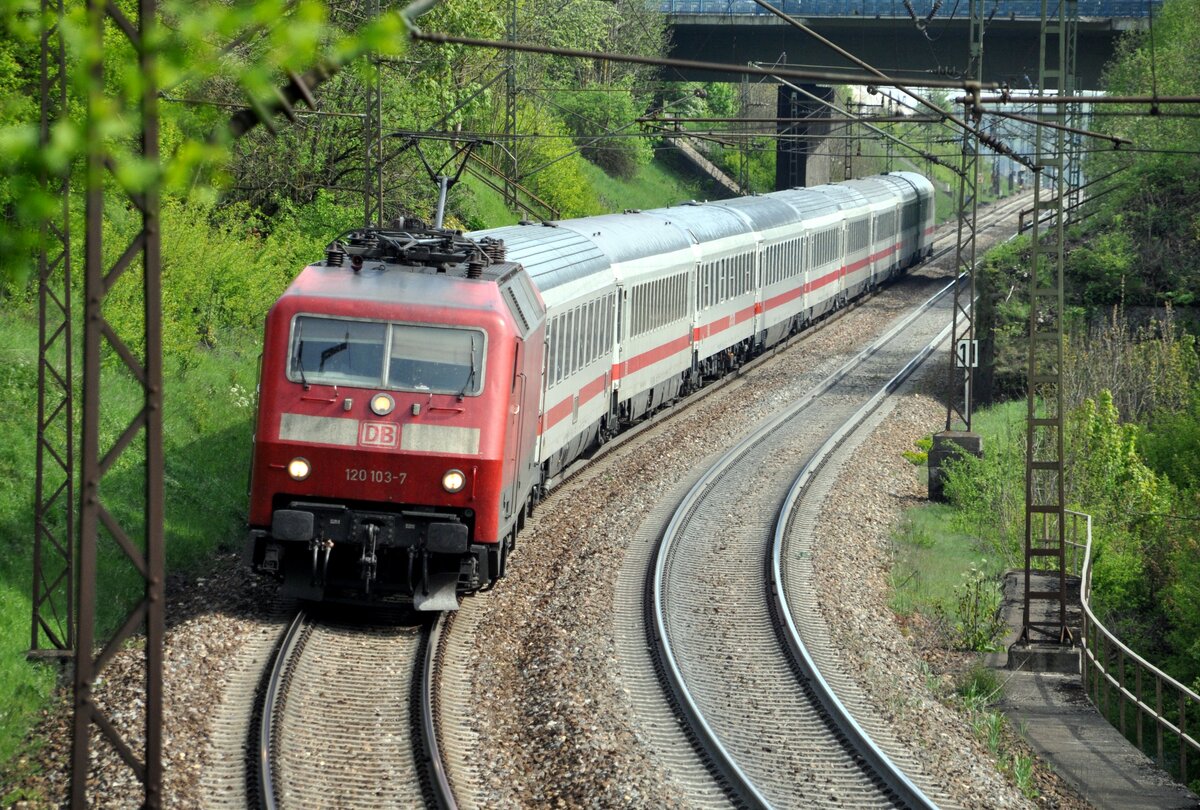 120 103-7 mit IC auf der Geislinger Steige am 06.05.2011.