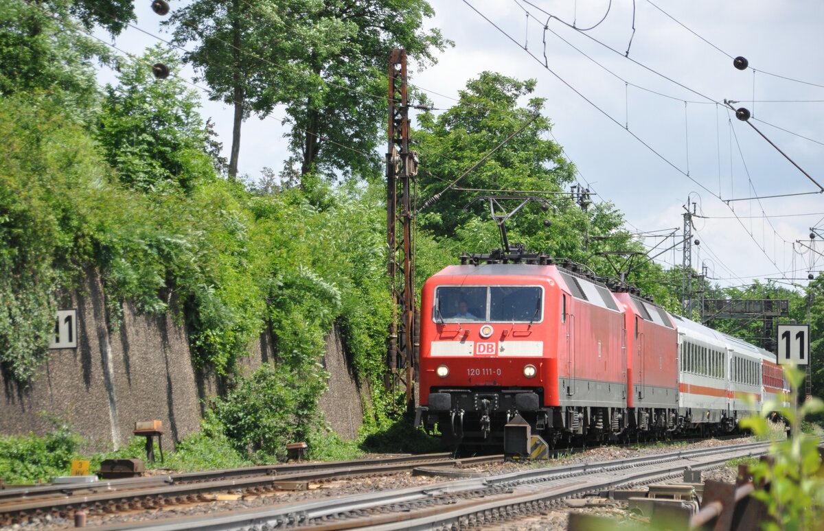 120 111-0 und eine weitere 120 mit IC-Wagen und Liegewagen im Schadzugverband bei Ulm am 09.06.2012.