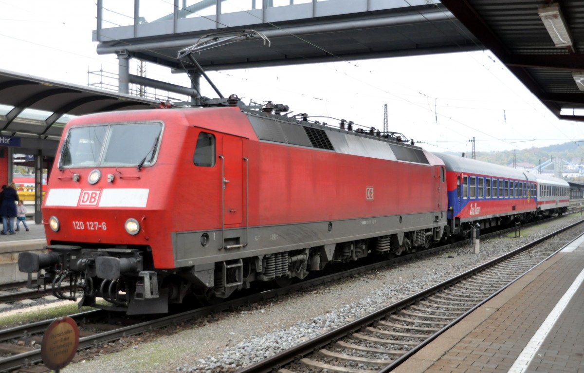 120 127-6 mit Schadzug bestehend aus zwei Partywagen am 09.10.2010 in Ulm.