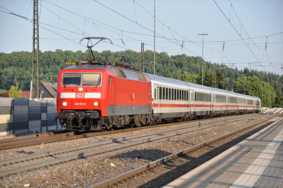 120 151-6 mit IC in Amstetten am 18.06.2012. Die 120 151-6 ist die ehemalige Werbelok für das ZDF gewesen. Die Lok trug diese Werbung am längsten.