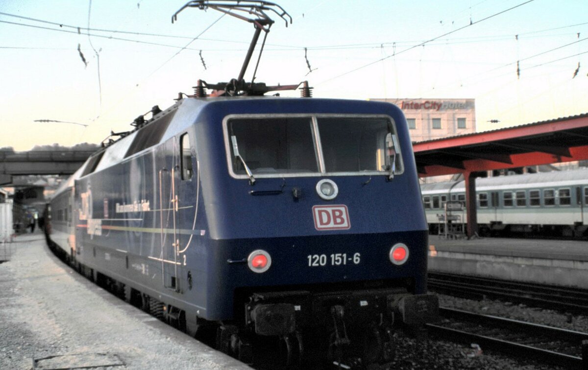 120 151-6 mit Werbung für ZDF in Ulm am 13.03.1999.