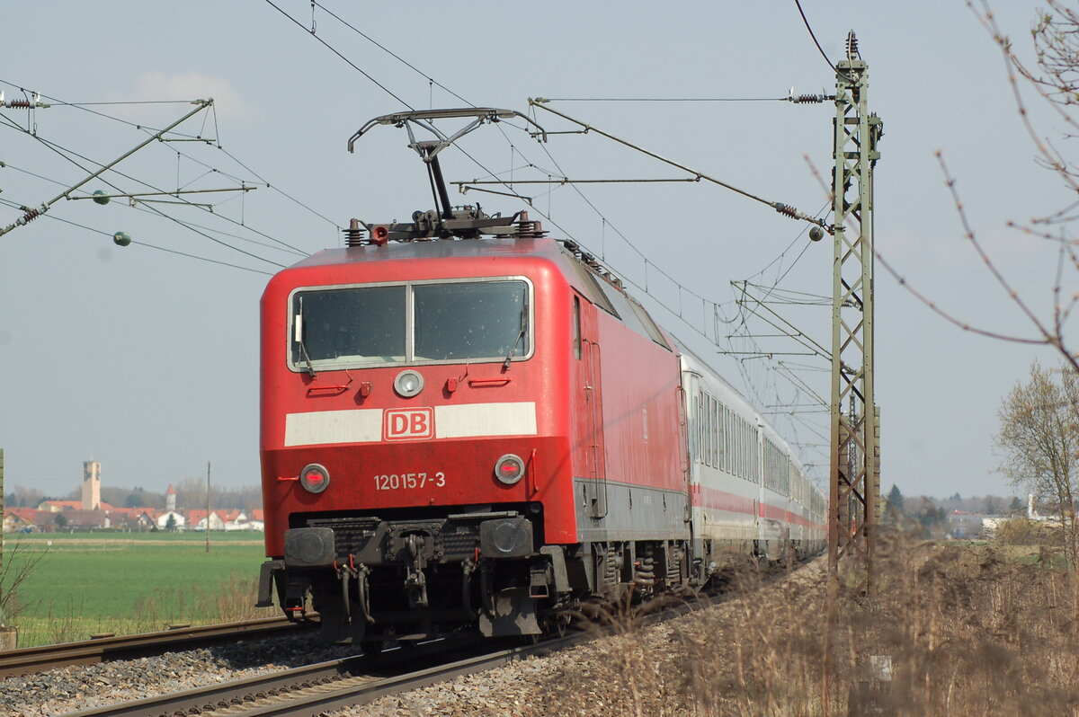 120 157-3 schiebend mit IC in Neu-Ulm Pfuhl am 09.04.2009.
