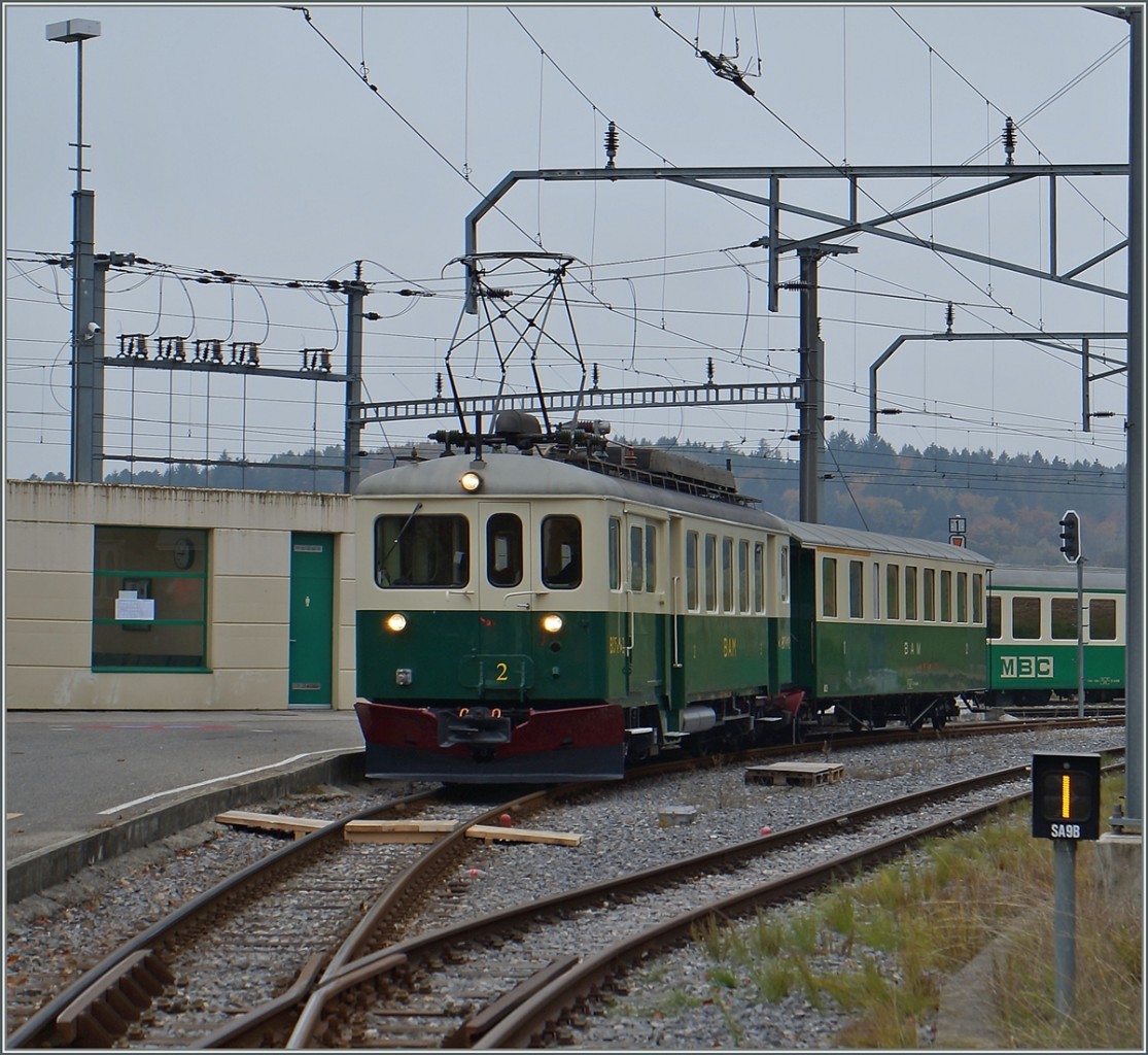 120 Jahre BAM MBC - Jubil�umsimpessionen: Der BAM BCFe 4/4 N� 2 wartet in Apples auf die Abfahrt als (Plan)-Regionalzug 10 nach L'Isle Mont la Ville. 24. Okt. 2015