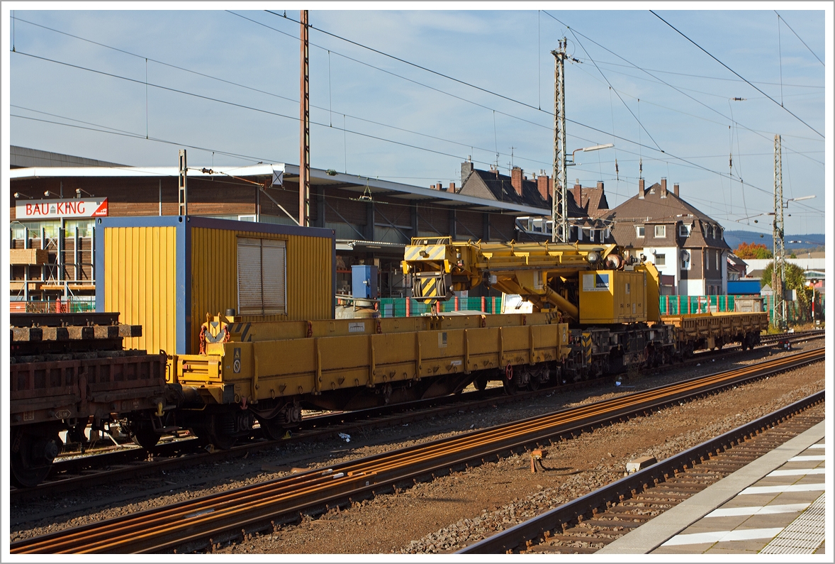 125t - KIROW Gleisbauschienenkran KRC 810 T der Hering Bau (Burbach), Schweres Nebenfahrzeug Nr. 97 82 53 508 19-3, abgestellt am 19.10.2013 in Siegen-Geisweid.  Vor und hinter dem Kran die Schutzwagen der Gattung Res, vorne 80 80 3948 004-7 D-HGUI und hinten 80 80 3948 005-4 D-HGUI.

Der 125-t-Eisenbahndrehkran wird f�r den Aus-und Einbau von schweren Betonweichen, Gleisjochen und Hilfsbr�cken sowie f�r die Montage von Ingenieurbauwerken eingesetzt. Bei Havarien auf Bahnstrecken leistet er schnelle Hilfe zum Bergen schwerer Lasten. 

Technische Daten
Eigengewicht: 128 t
L�nge �ber Puffer: 13.000 mm
Achsanzahl: 8 
Drehzapfenabstand: 8.000 mm
Drehzapfenabstand  im Drehgestell 1 und 2: 2.300 mm
Achsabstand in den Einzeldrehgestellen:  1.100mm
Ergebene Achsabst�nde in m: 1,1 / 1,2 / 1,1/ 4,6 / 1,1 / 1,2 / 1,1
Achsfolge: 1'A'1A'A1'A1' 
Achslast: 16,0 t
Motorleistung: 235 kW
Fahrgeschwindigkeit im Zugverband: 120 km/h
Fahrgeschwindigkeit mit Eigenantrieb: 20 km/h
 zul. Anh�ngelast: 80 t 
Zugelassen als Schwerwagen f�r Streckenklasse:  CS 05 
kleinster befahrbarer Radius: 90 m

Tragf�higkeiten:
bei 0,00 m Ausladung vor Puffer, mit Schwerlastausr�stung: 125 t
bei 2,80 m Ausladung vor Puffer, � 30�, abgest�tzt: 90 t
bei 2,80 m Ausladung vor Puffer, � 20�, freistehend: 46 t