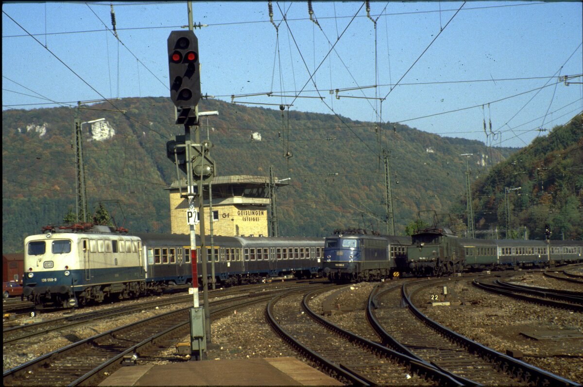 139 559-9; 110 390-2 und 194 012-1 in Schubbereitschaft in Geislingen Steige am 22.10.1983. Es war der Tag der Anti-Pershing Demo. Ich bin mit dem Zug vom Ulm bis Pochingen und zurück an der geschlossenen Menschenkette (wo sichtbar) vorbei gefahren. Es war sehr beeindruckend, und überall standen die Sonderzüge abgestellt.