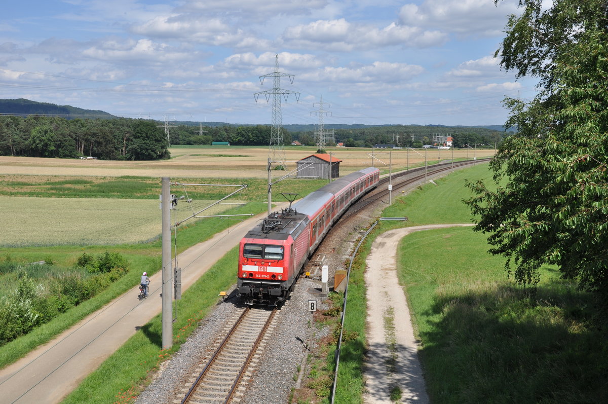 143 215-2 war am 4. Juli 2020 als S2 von Altdorf nach Roth unterwegs und wurde dabei von einer Autobahn-Br�cke in Winkelhaid fotografiert. 