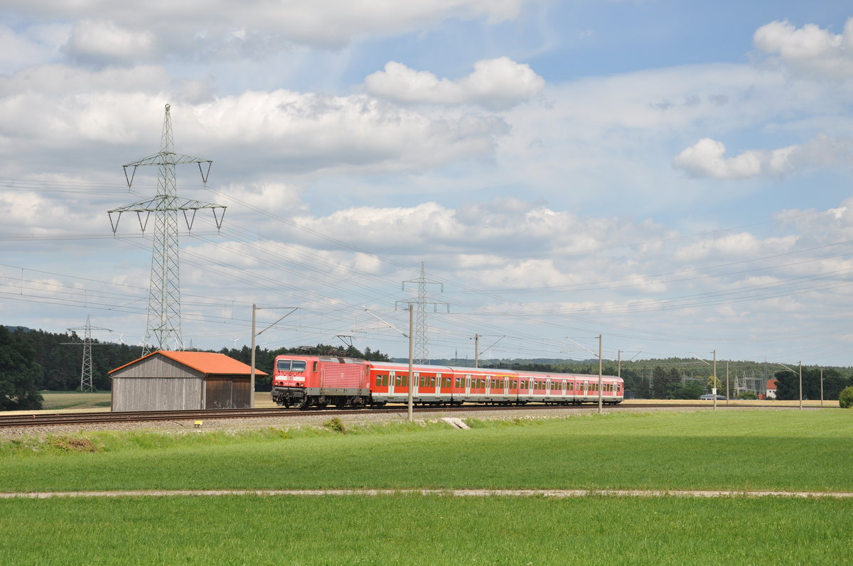 143 855-3 war am 4. Juli 2020 als S2 von Altdorf nach Roth unterwegs und konnte dabei in einer gerade so rechtzeitigen Wolkenl�cke bei Winkelhaid fotografiert werden. 