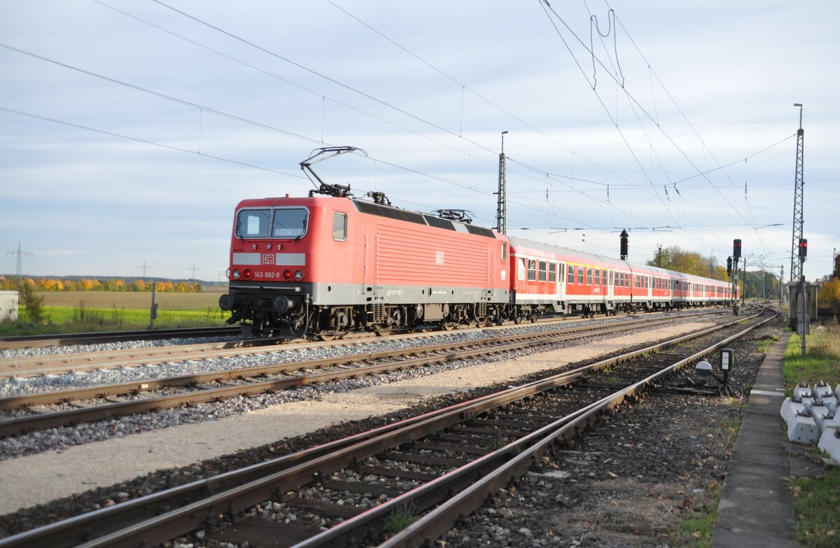 143 882-9 mit Nahverkehrszug in Beimerstetten am 17.10.2012.