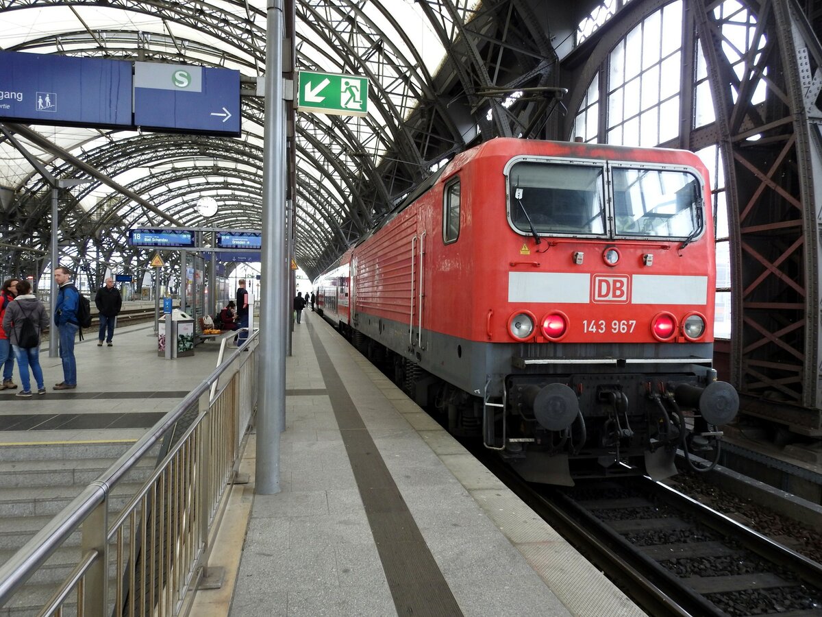 143 967 mit Dosto RE zum Flughafen Dresden im Hbf am 11.04.2016.