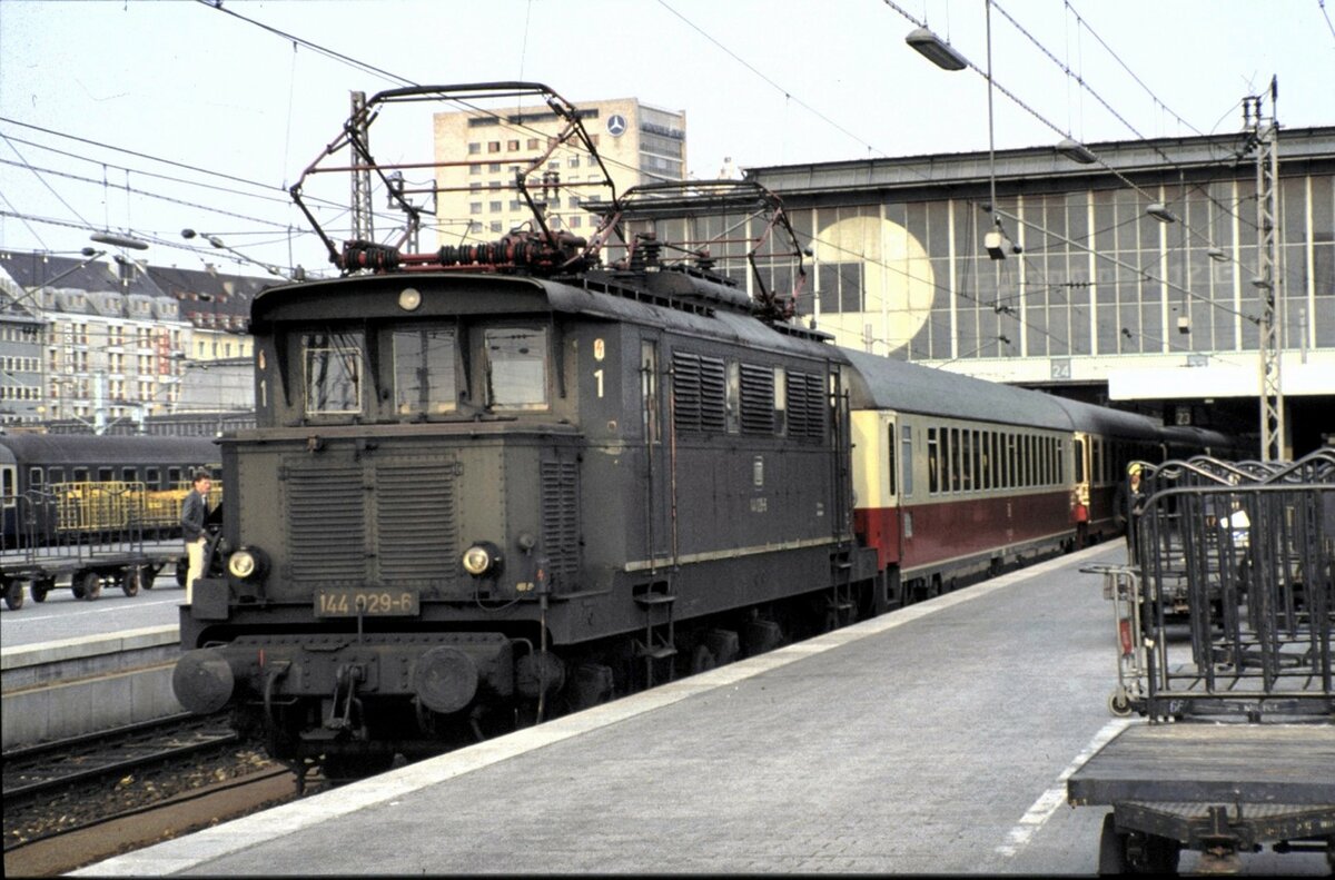 144 029-6 mit IC zur Überstellung auf den Abstellplatz in München Hbf am 25.04.1982.
