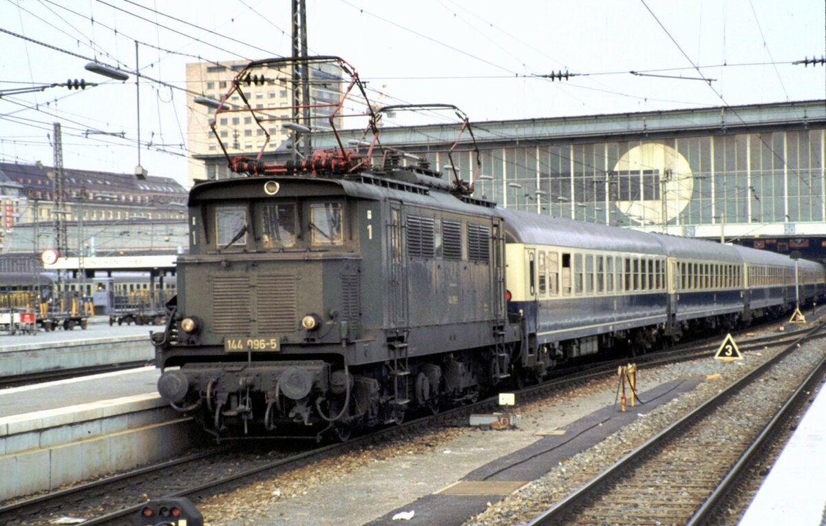 144 096-5 mit IC zur Überstellung in die Abstellgruppe im Münchner Hbf am 25.04.1982.