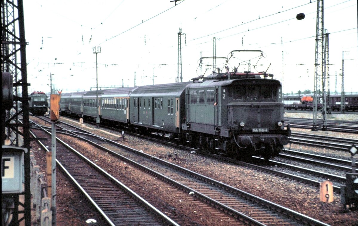 144 186-4 Bereitstellung eines SBB D-Zugs in München Hbf am 27.06.1982.