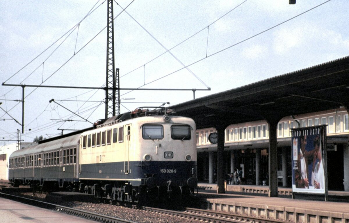 150 028-9 mit Nahverkehrszug in Göppingen im August 1991.