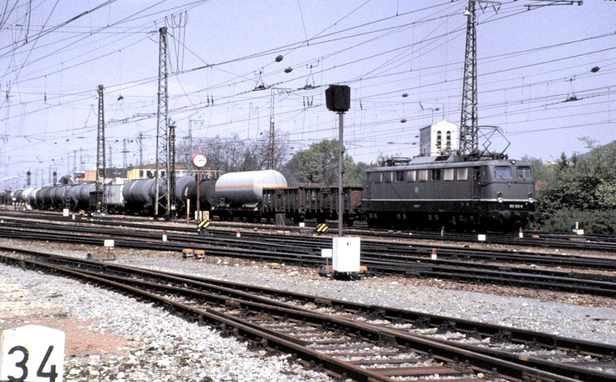 150 052-9 mit gemischtem Güterzug in Treuchtlingen am 09.05.1981.