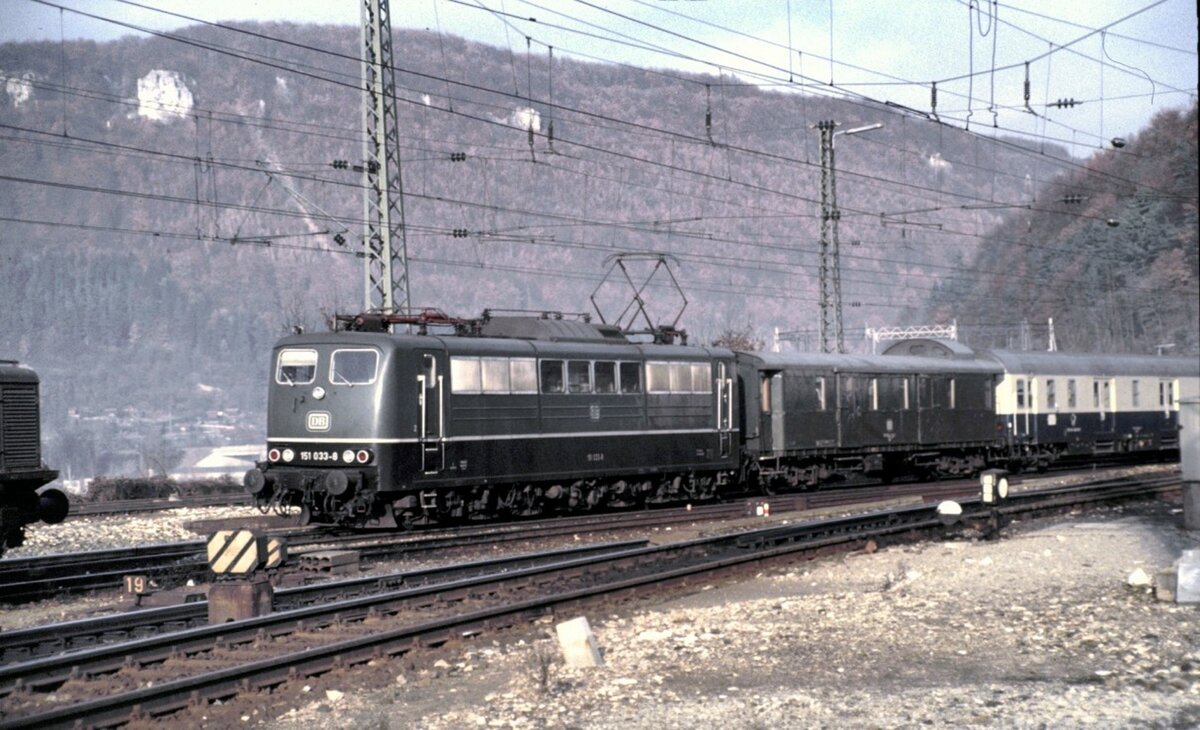 151 033-8 mit Postzug in Geislingen Steige am 11.10.1980. Der erste Wagen dürfte ein Dy (e) 973 sein, der zweite ist ein Post mr-a/26. Der Zug kam in der Zeit regelmäßig mit BR 151.