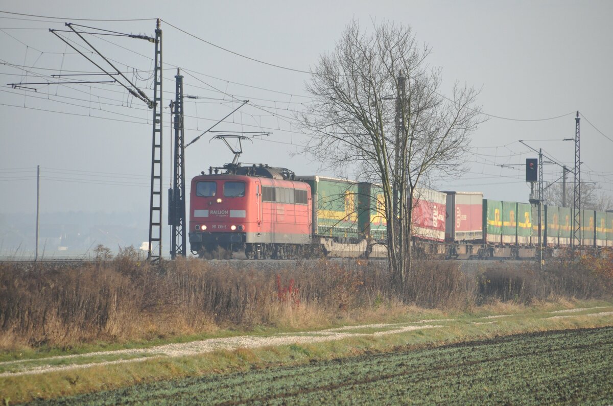 151 138-5 mit Containerzug in Neu-Ulm Pfuhl am 21.11.2009.
