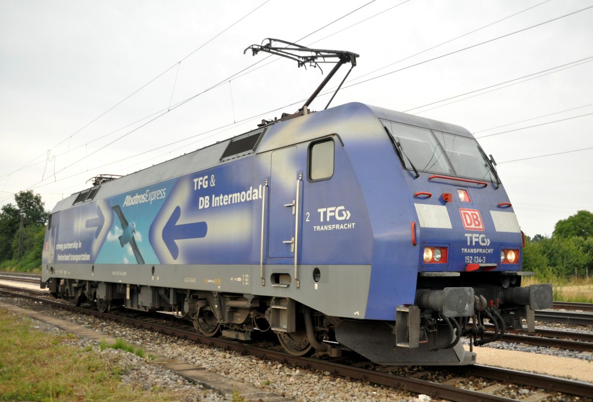 152 134-3 mit Werbung  Albatros  in Beimerstetten am 12.07.2011.