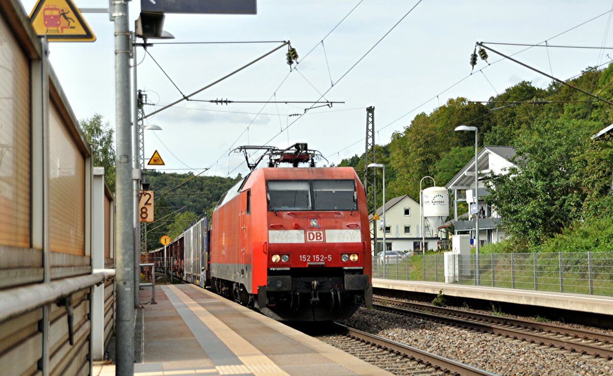 152 152-5 mit einem leeren Autotransporter und der Rest offene 4-achsige Hochbordwagen in Lonsee am 03.09.2023.