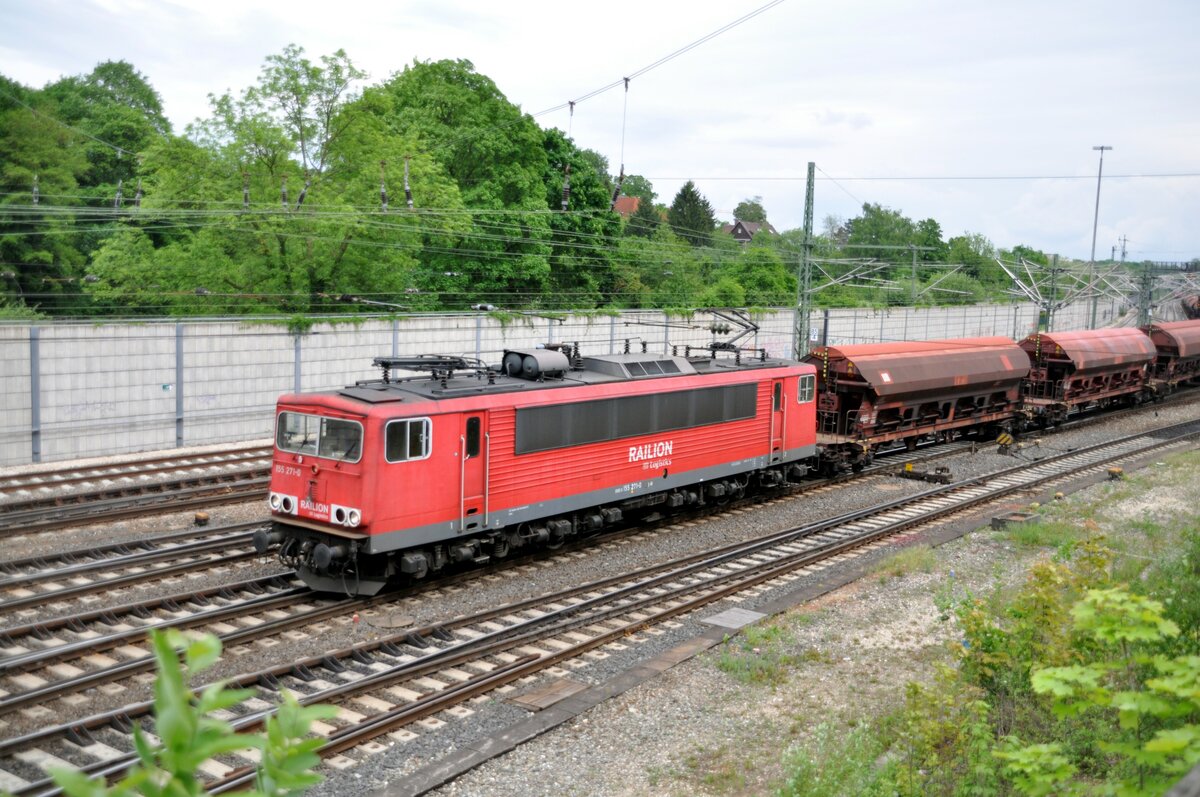 155 271-0 der DB Railion mit verschließbaren 4-achsigen Schüttgutwagen in Ulm am 12.05.2012.