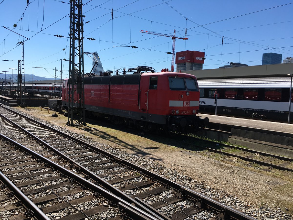 181 211 am 30.04.17 abgestellt in Basel Bad Bf.

Leider von einem Mast verdeckt, was das Bild etwas zur nichte macht.