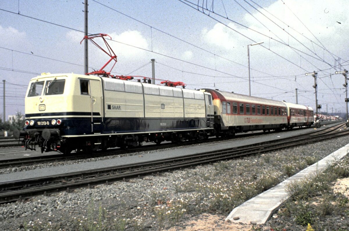 181 213-0 mit TUI Ferienexpress bei der Jubiläumsparade 150 Jahre Deutsche Eisenbahn in Nürnberg am 14.09.1985.