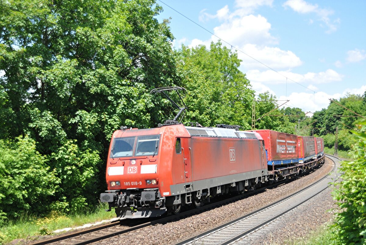 185 018-9 mit Winner Aufliegerzug in Ulm am 06.06.2013.
