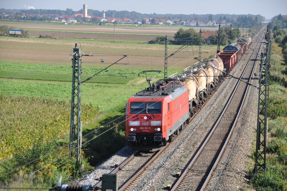 189 061-5 mit gemischtem Güterzug in Neu-Ulm Pfuhl am 03.10.2013.