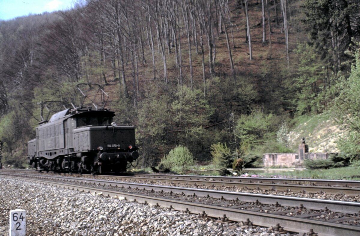 194 070-9 Schublok auf der Rückfahrt beim Knoll-Denkmal auf der Geislinger Steige am 25.04.1981.