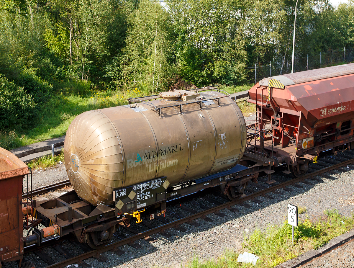 2-achsiger Kesselwagen 23 80 7465 874-7 D-WASCO der Wascosa AG im Einsatz (unbeladen) für Albemarle Germany GmbH (vorher Rockwood Lithium GmbH), dem weltweit führenden Hersteller von Lithiumverbindungen, am 07.08.2017 im Zugverband in Herdorf.

TECHNISCHE DATEN (gem. Anschriften) :
Spurweite: 1.435 mm
Achsanzahl: 2
Länge über Puffer: 10.240 mm
Achsabstand: 6.000 mm
Eigengewicht: 16.860 kg
Tankinhalt: 31.107 l 
Max. Ladegewicht: 23,1 t (ab Streckenklasse C)
Zul. Radsatzlast: 20,0 t
Höchstgeschwindigkeit: 100 km/h (beladen) / 120 km/h (leer)
Verwendungsfähigkeit: RIV

Tankcode:  L21DH / Sondervorschrift TE 22
L = Tank für Stoffe in flüssigem Zustand (flüssige Stoffe oder feste Stoffe, die in geschmolzenem Zustand zur Beförderung aufgegeben werden) 
21 = Mindestprüfdruck  
D = Tank mit obenliegenden Öffnungen ohne Öffnungen unterhalb des Flüssigkeitsspiegels        
H = luftdicht verschlossener Tank
Betriebsdruck: max. 10,0 bar
