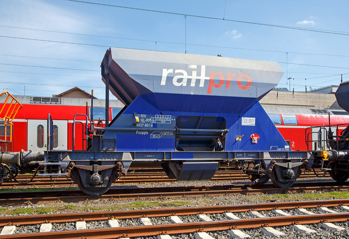 2-achsiger offener Sch�ttgutwagen mit dosierbarer Schwerkraftentladung (Schotterwagen) Fccpps (23 RIV 84 NL-RP 6437 461-6) der voestalpine Railpro B.V (NL) am 10.05.2015  im Hbf Siegen. 

Diese Wagen wurden ab 1962 von Talbot f�r die NS als Fcs oder als Tds gebaut.  Ab 1982 wurden die Wagen von den Firmen Jansen und WBA (NL) zu Fccpps umgebaut. Die Firma  Railpro  mietete diese Wagen ab 1995 an bzw. kaufte sie 2002 von der NS und lie� sie aufarbeiten, dabei erhielten sie einen blauen Neuanstrich und den Schriftzug railpro. Seit 2002 geh�rt Railpro zur der �sterreichischen Voestalpine Gruppe. 

Technische Daten: 
L�nge �ber Puffer: 9.640 mm 
Achsabstand: 6.000 mm 
Eigengewicht: 10.340 kg 
Ladevolumen: 22 m� 
Max. Ladegewicht: 28.200 kg 
H�chstgeschwindigkeit: 100 km/h (beladen) 120 km/h (leer) 
Bauart der Bremse:  O-GP 
Handbremse:  keine
