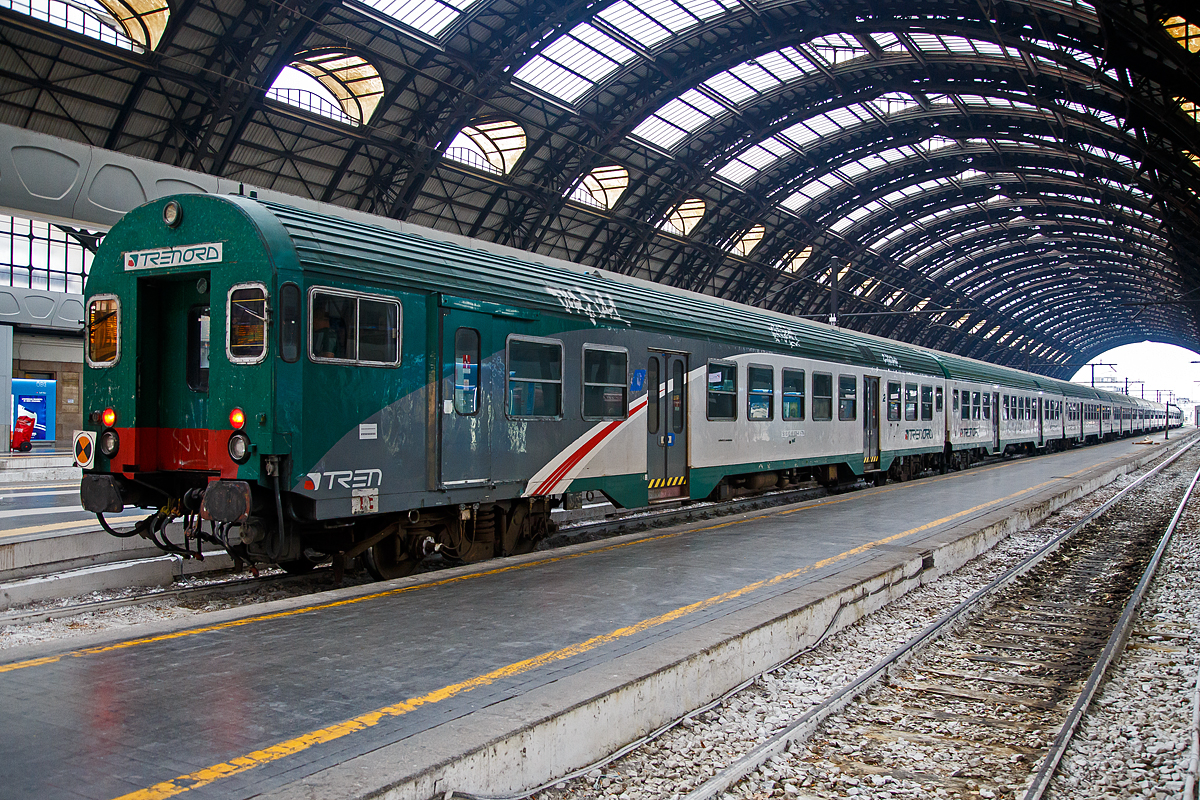 2. Klasse Reisezug- MDVC-Steuerwagen mit Gepäckabteil (MDVC steht für Medie Distanze Vestiboli Centrali, deutsch für Mittlere Entfernungen in Ballungsräumen) 50 83 82-86 836-4 I-TI der Trenitalia, der Gattung npBH und Bauart APR ( Hasenkasten -Steuerwagen) am 14.09.2017 im Bahnhof Mailand Zentral (Milano Centale)

Die den Wagen handelt es sich um in Italien hergestellte Eisenbahnwaggons die speziell für den Einsatz für mittlere Entfernungen wie z.B. RE (Regionalexpress Züge).

TECHNISCHE DATEN: 
Spurweite: 1.435 mm
Länge über Puffer:  26.400 mm
Breite: 2.825 mm
Höhe: 3.965 mm
Drehzapfenabstand: 19.000 mm
Achsstand im Drehgestell:  2.400 mm
Laufraddurchmesser : 860 mm (neu)
Fußbodenhöhe: 1090 mm
Eigengewicht: 39 t
Sitzplätze: 60 (2. Klasse) 
Zuladegewicht: 5 t
Höchstgeschwindigkeit:  160 km/h
Bremsbauart:  Freno WU-R

